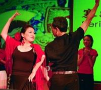 西語系副教授宋麗玲（左）表演西班牙舞，舞藝精湛。