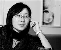 與英文系博五李曉菁訪談時，舉手頭足皆散發濃濃的文學氣息，輕柔的語氣中透著學者的儒雅與謙和。鍾愛自然生態的她，談到將於今年9月赴德國曼哈姆大學研修，便眼睛一亮，迫不及待踏上夢想的旅程。（黃士航攝影）