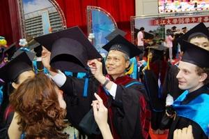 畢業生開心接受歐研所所長鄒忠科撥穗。其他畢業生也排隊接受撥穗儀式，迫不及待步入人生的另一段旅程。（圖�陳振堂）