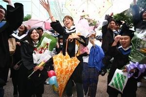 畢業典禮當天，雖然天空飄著雨，畢業生依然high天，熱情參與課外組的「畢業快閃」，蛻變的喜悅全寫在臉上。（圖�王家宜）