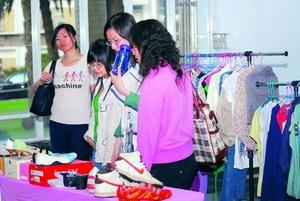 好康滴佳啦！　住宿輔導組於5至11日舉辦「畢業生特賣會」，各式物品琳瑯滿目，鞋子、衣服、飾品、書……應有盡有。特賣會反應熱烈，共賣出百餘件商品。上圖為女學生望著多樣鞋款，正猶豫該買哪一雙才好。（攝影�黃士航、文�孫筱婷）