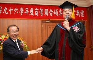 ↑96學年度商管碩士聯合碩專班畢業典禮於上週六（14日）淡水校園覺生國際會議廳舉行，學術副校長陳幹男與商管聯合碩專班執行長王居卿攜手祝賀畢業生展翅高飛，迎接錦繡前程。（圖�王家宜）