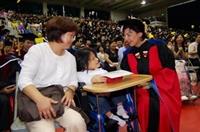 校長張家宜頒獎給資訊系玻璃娃娃林曉雯後，勉勵她繼續奮發向上，勇往直前。（圖�陳振堂）
