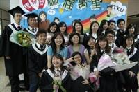 畢業典禮當天，僑生輔導組為了接待遠從日本、印尼、香港、馬來西亞而來的逾百位畢業僑生家長，特別舉辦茶會，提供茶點讓僑生家長享用，並播放畢業僑生在本校求學的短片，現場溫馨熱鬧，圖為畢業僑生及師長合影。（圖�陳奕至）