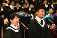 畢業生代表致詞由會計四謝褘璠、甘曉婷及歷史四王曜嘉三人擔任，其中謝褘璠及甘曉婷以有趣相聲呈現，分享大學四年的學習感言。（圖�王家宜）