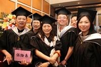 畢業了！在淡江的求學時光畫下圓滿句點，新的人生旅途即將展開，畢業生們滿載所學的知識，對未來信心滿滿。（圖�王家宜）
