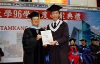 創辦人張建邦於畢業典禮中，親自頒發創辦人獎給大傳四吳致寬。（圖�陳振堂）