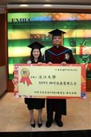 96學年度商管碩士聯合碩專班畢業生感念師長諄諄教誨，聯合致贈40吋液晶電視乙台予本校敬表謝意。（圖�王家宜）