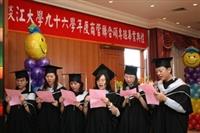 「朋友一生一起走　那些日子不再有  一句話一輩子　一生情一杯酒　朋友不曾孤單過　一聲朋友你會懂　還有傷還有痛　還要走還有我……」畢業生溫馨合唱周華健的《朋友》，與同學、師長道別，離情依依。（圖�王家宜）