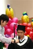 今年畢業典禮首度由視障生歷史四王曜嘉彈奏電子琴，並與大家分享大學四年，一路走來的點點滴滴，搭配會計四謝褘璠、甘曉婷三人代表全體畢業生致詞。（圖�王家宜）