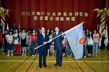 97學年度大三學生、研究生暨交換生出國留學授旗典禮，創辦人張建邦博士親臨授旗，各系主任代表接授旗（前排右一國貿系系主任林宜男）。（圖�馮文星攝）