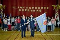 97學年度大三學生、研究生暨交換生出國留學授旗典禮，創辦人張建邦博士親臨授旗，各系主任代表接授旗（前排右一國貿系系主任林宜男）。（圖�馮文星攝）