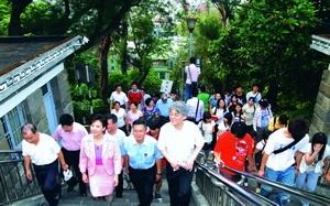 校長帶領新生爬克難坡，體驗淡江樸實剛毅的精神。（攝影�黃士航）