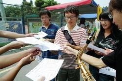 傳單超多，新生拿到手軟。（右圖�王文彥）