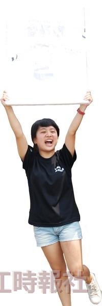 海報街上，擺攤的社團琳瑯滿目，為吸引同學注意，許多人不顧形象扯嗓子叫喊口號。（左圖�黃士航）