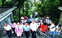校長帶領新生爬克難坡，體驗淡江樸實剛毅的精神。（攝影�黃士航）