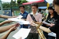 傳單超多，新生拿到手軟。（右圖�王文彥）