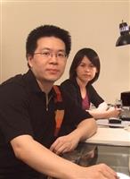 建築系系友方菀莉（右）、呂欣侃（左）日前參加國際設計競賽，以《撫平創傷》自267件參賽作品脫穎而出，奪得國際首獎。（照片�提供）