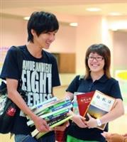 學生事務處課外活動輔導組主辦的「二手教科書回收再利用」於上週三（17日）圓滿落幕。同學反應熱絡，買得不亦樂乎。共募集6百多本書，最後賣出4百本。（文�余孟珊、攝影�王家宜）