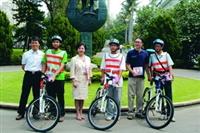 上圖為校長張家宜（左三）、總務長鄭晃二（左一）、捐贈者建築系校友蔡治宇（右二）與夜巡車隊合照。（攝影�王文彥）