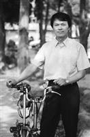 總務長鄭晃二有著黝黑膚色與勻稱體態，這是騎車一年多來的成果，對於害怕肥胖的同學，是個健康又環保的好方法。（圖�洪翎凱）