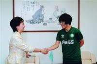 校長張家宜和盧廣仲相見歡，並希望他能為淡江寫歌。（攝影�王文彥）