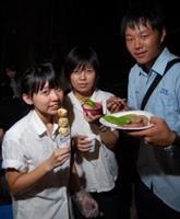 轉聯會舉辦制服夜烤，轉學生再度穿上制服，重溫高中舊夢。即使月亮不圓，他們的胃，也給烤肉餵圓了吧。（攝影�黃士航）