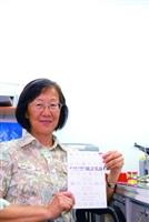 數學系教授鄭惟厚以《你不能不懂的統計常識》一書，榮獲吳大猷科學普及著作創作類銀籤獎，開心地與書合影。（攝影�黃士航）