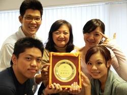 赴「海峽兩岸高校學生精英團隊交流營」的5位學生表現傑出，獲「優秀團隊獎」，圖為其中4位學生與國交處主任李佩華合照。（攝影�劉瀚之）
