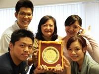 赴「海峽兩岸高校學生精英團隊交流營」的5位學生表現傑出，獲「優秀團隊獎」，圖為其中4位學生與國交處主任李佩華合照。（攝影�劉瀚之）