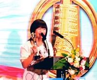 資圖系系友蔡宜穎榮獲行政院新聞局廣播電視小金鐘獎--少年節目主持人獎，歡喜地接受頒獎表揚。（圖�提供）