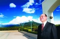 從張創辦人眼神眺望遠方，感受到他深具遠見的企圖心。本照攝於10月17日97教學與行政革新研討會，張創辦人發表開幕致詞之後。這場具前瞻的演說，帶領所有與會同仁進入2058年，不只解釋了現在，同時預測了未來。（圖�洪翎凱攝　文�符人懿）