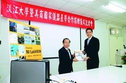 美商國家儀器公司捐贈本校30台電腦，總經理孫基康（右）特地到校參加捐贈儀式，由本校學術副校長陳幹男（左）代表接受。（攝影�洪翎凱）