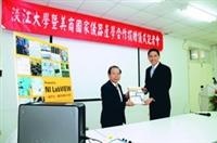 美商國家儀器公司捐贈本校30台電腦，總經理孫基康（右）特地到校參加捐贈儀式，由本校學術副校長陳幹男（左）代表接受。（攝影�洪翎凱）