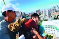挑戰15樓高　同學膽顫心驚