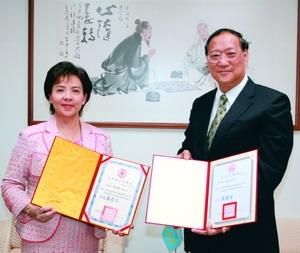 淡水鎮公所與本校於十三日在校長室，舉行淡水鎮安全社區與學校共同召集人互贈聘書儀式，鎮長蔡葉偉（右）及本校校長張家宜（左）將攜手為鎮民及師生打造更健康安全的生活環境。（攝影�嘉翔）