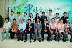 林聰吉（前排右二）、王苑婷（前排左二）獲台中縣文學獎，與其他得獎者合影留念。（圖�王苑婷提供）