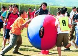 學生趣味競賽「滾球樂」接力，全員使出渾身解數七手八腳，滾出好成績。（黃士航攝）