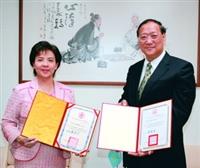 淡水鎮公所與本校於十三日在校長室，舉行淡水鎮安全社區與學校共同召集人互贈聘書儀式，鎮長蔡葉偉（右）及本校校長張家宜（左）將攜手為鎮民及師生打造更健康安全的生活環境。（攝影�嘉翔）