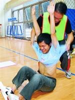 趣味競賽「支援前線」項目，隊員不惜犧牲，全力配合比賽。（黃士航攝）