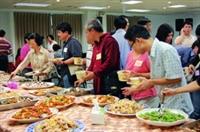 11月8日資圖系百餘系友返校，聚餐、歡唱、摸彩，溫馨滿盈。（圖�資圖系提供）