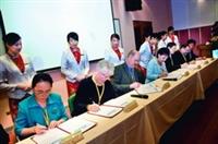本校通過認證成為全世界第一所安全校園之大學，18日在台北校園由WHO國際安全學校委員會主席Mr. Max L. Vosskuhler（前排左三）及校長張家宜（前排左四）等人共同簽署國際安全學校協定書。（攝影�馮文星）
