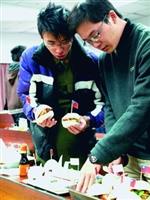 學生做三明治學歷史，讓學習更添趣味！（攝影�劉瀚之）