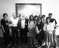 淡江師生與未來學學會主席Tim Mack合影。