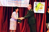 本校日前成為全世界第一所安全校園之大學，校長張家宜自WHO國際安全學校委員會主席Mr. Max L. Vosskuhler手中接過受證獎牌。（攝影�黃士航）