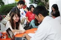 保險週登場，遊戲攤位排長龍。