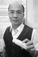 生科所所長王三郎以廉價的水產加工廢棄物，轉變成具「體內保健」與「體外美容」功效之保健美容成分，日前更在本校土壤中發現可以產生納豆激酉每的新菌種，對醫學是一大貢獻。（圖�　　嘉翔）
