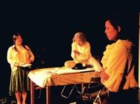 實驗劇團上週期末公演，上圖為「死後」劇碼，演員精湛的演技，讓觀眾稱讚連連。（攝影�劉瀚之）