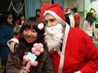 巧扮聖誕老人 學生爭相合照