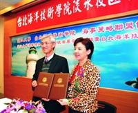 本校與台北海院締結為海事策略聯盟合作學校，上圖為校長張家宜（右）與該校校長林晉豐（左）簽訂協議書後合影。（攝影�黃士航）